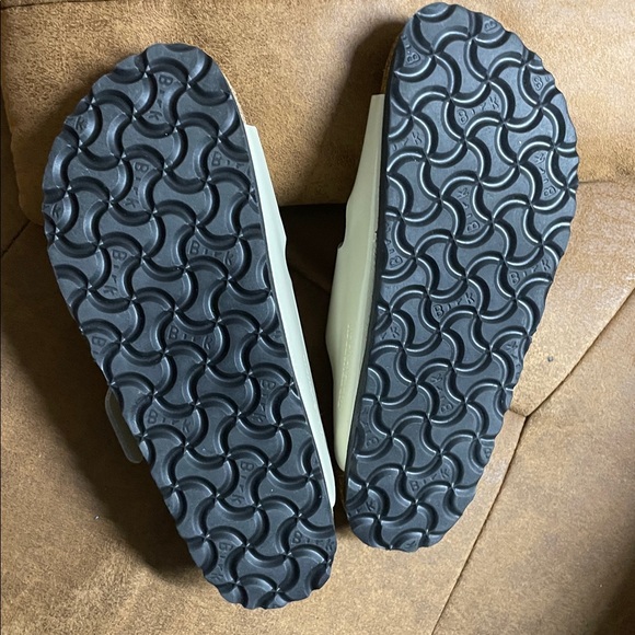 Birkenstock White Sandals Gold Arizona big Buckle size 6 - Picture 3 of 9